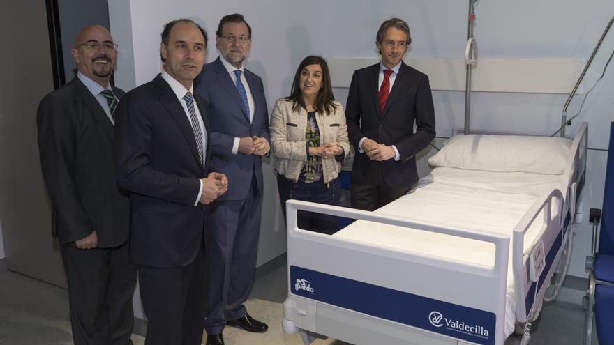 Rajoy, acompañado por el resto de las autoridades, durante la visita a las nuevas instalaciones de Valdecilla. | Miguel López