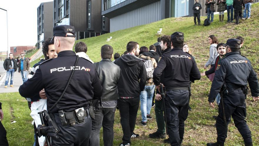 Nueve personas han sido imputadas por el escrache al presidente de Cantabria en un acto de la Universidad