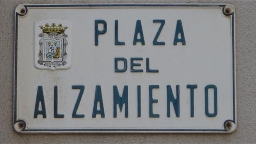 Una de las placas que incumple la Ley de Memoria Histórica en Santander.