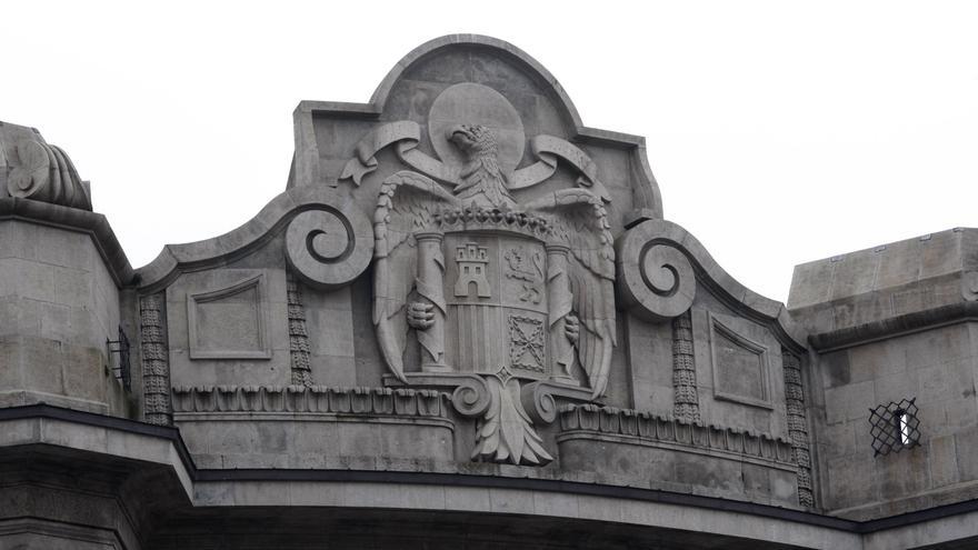 Detalle del escudo franquista que corona el edificio de la Agencia Tributaria en Bilbao. /EDN