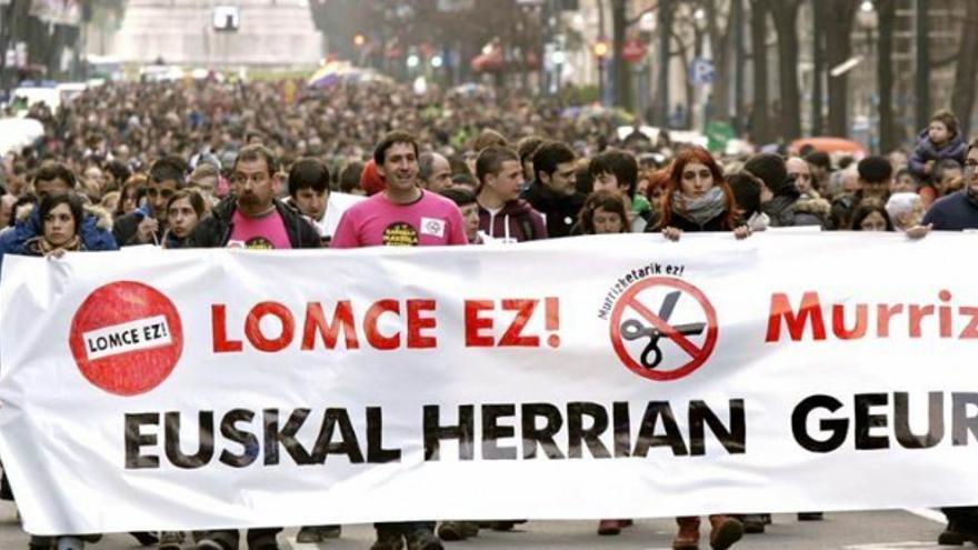 Miles de vascos se manifiestan en Bilbao contra la aplicación de la LOMCE.