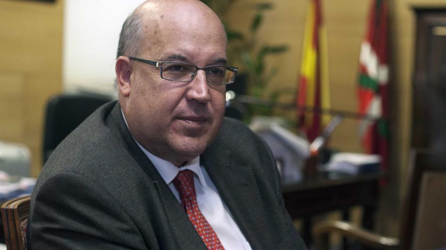 El fiscal superior del País Vasco, Juan Calparsoro, en un momento de la entrevista en su despacho.