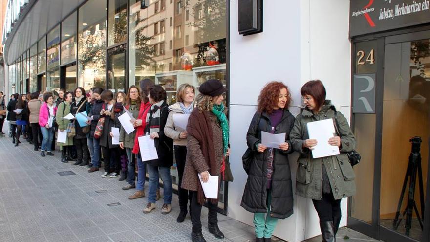 Varias mujeres hacen cola en el Registro de la Propiedad en Bilbao para registrar sus cuerpos
