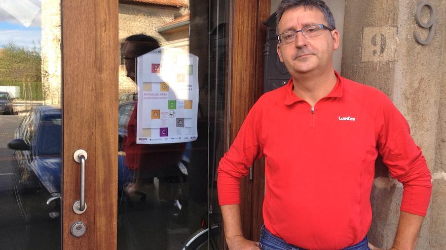 El presidente de la Asociación de Concejos de Álava en la puerta de la sede ubicada en Elorriaga.