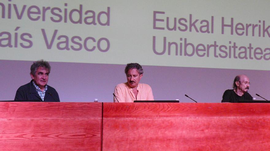 Bernardo Atxaga, Josean de Miguel y Mauricio Rodríguez-Gastaminza ofrecen una conferencia sobre memoria histórica. /G. A.