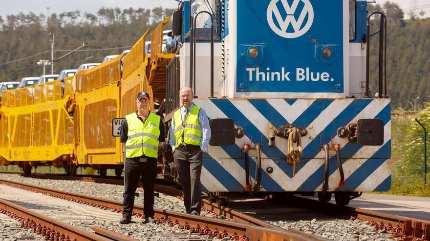 Volkswagen Navarra distribuye más coches en tren que en camión por primera vez en su historia