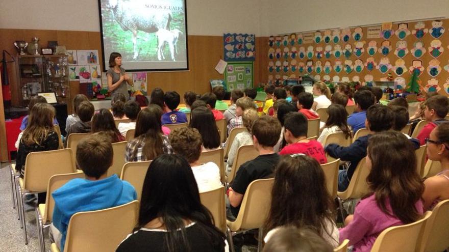 Aula Animal participando en una charla con alumnos de 6º de Primaria del CEIP Montecanal de Zaragoza