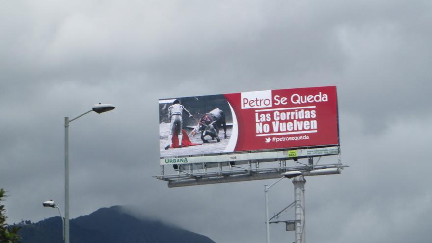 Valla publicitaria en Bogotá: "Las corridas no vuelven. Petro se queda". Foto: Plataforma ALTO (Animales Libres de Tortura)