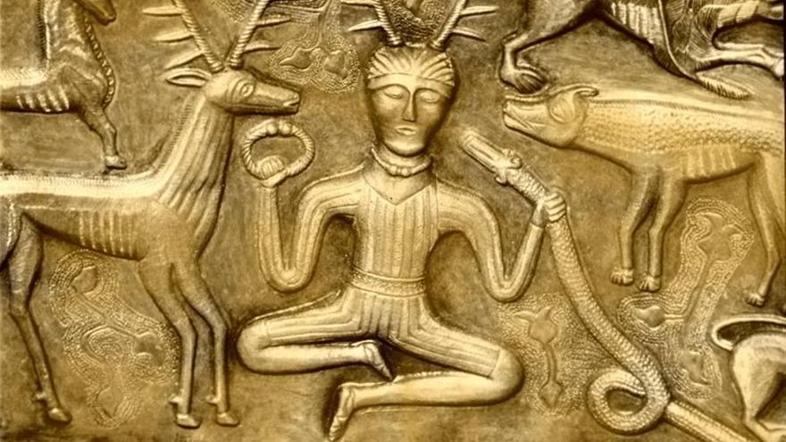 Cernunnos, dios celta mitad hombre mitad ciervo. Imagen del siglo II grabada en el 'Caldero de Gundestrup', Dinarmarca.