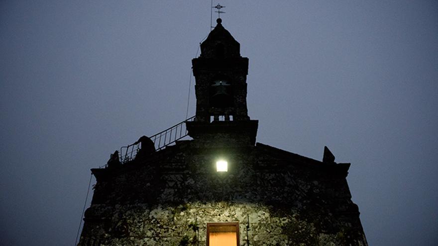 La Iglesia de San Lorenzo de Sabucedo da la llamada a las 6:30 de la mañana y comienza 'A rapa das bestas'. Foto: El caballo de Nietzsche