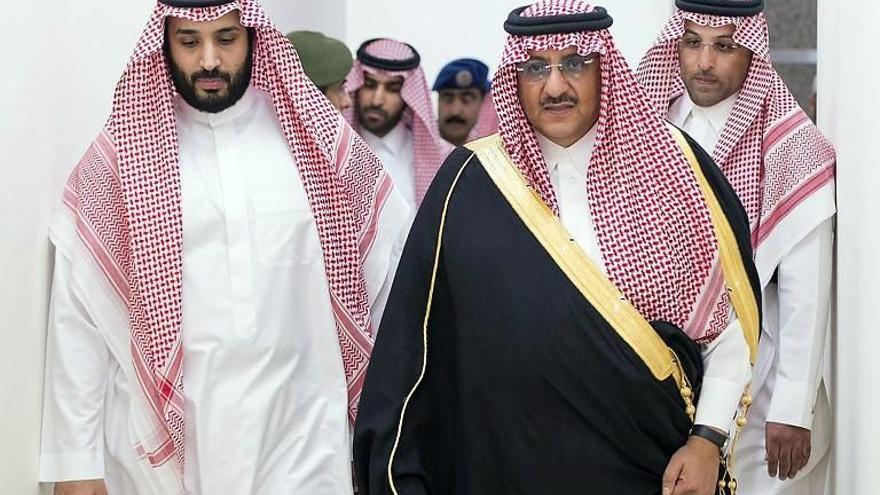 Mohamed bin Salman, hijo del rey saudí y ministro de Defensa (el más joven del mundo), con el ministro del Interior saudí 
