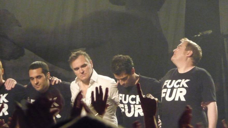 Morrissey en uno de sus conciertos. Los músicos llevan camisetas alusivas al maltrato animal. Foto: ©Tomasz Rychlik 