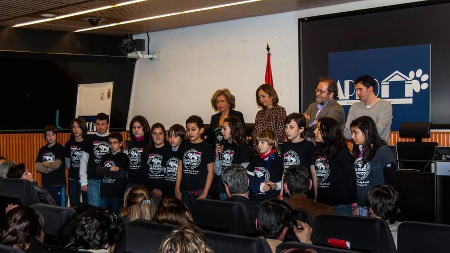 La abogada Magda Oranich, los niños y niñas de El Cuarto Hocico, y su maestro, César Bona, reciben los Premios APDDA 2012.
