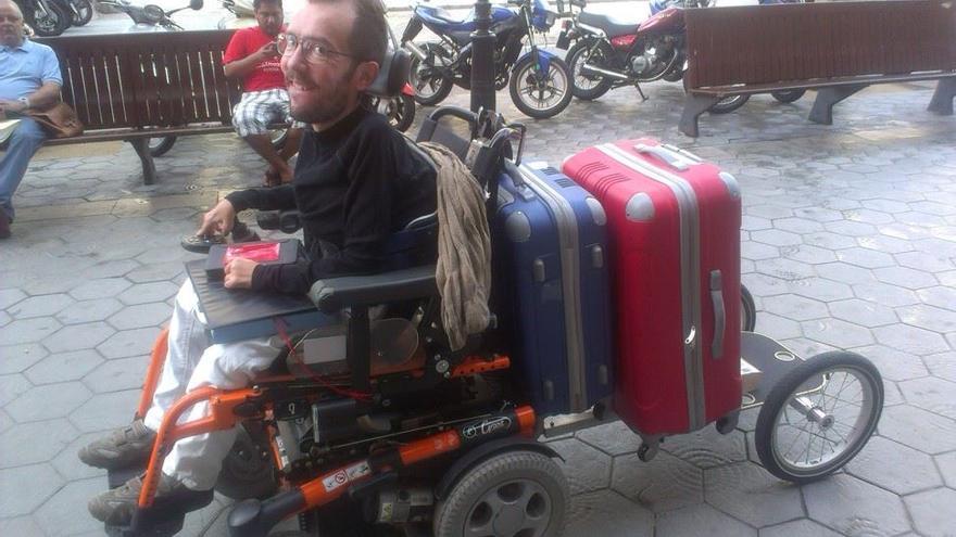 Eurorretrón acarreando sus propias maletas hacia Bruselas