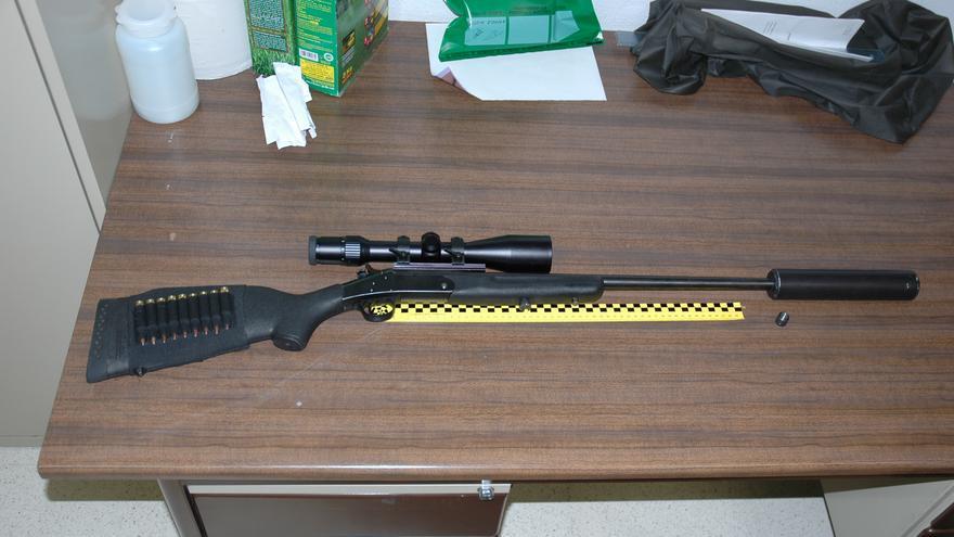 Rifle con silenciador y aparato de visión nocturna, incautado en la operación "Bambi". Foto: Seprona