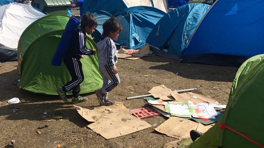 Dos niños sirios en el punto de recepción de Roszke, en Hungría, a un kilómetro de la frontera con Serbia / Olga Rodríguez 