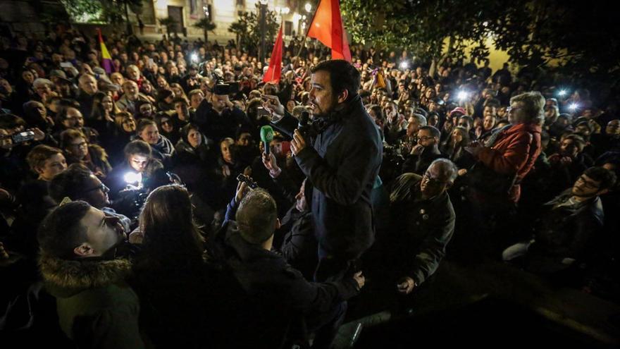 Alberto Garzón, tras el mitin en el teatro La Latina de Madrid, se ha dirigido en una plaza al millar de personas que se ha quedado sin sitio.