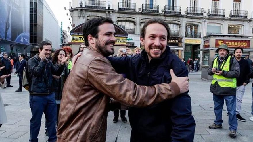 Alberto Garzón y Pablo Iglesias en la plaza de Sol.