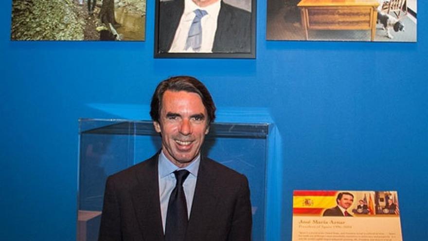Aznar ante el retrato dibujado por George W. Bush