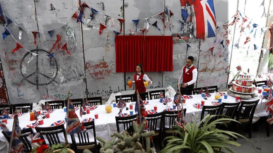 Resultado de imagen para banksy organiza fiesta en the walled off hotel