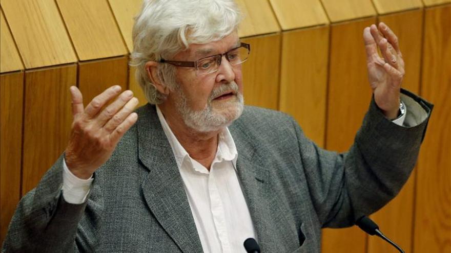 Beiras golpea el escaño de Feijóo en una bronca en  la sesión del Parlamento gallego