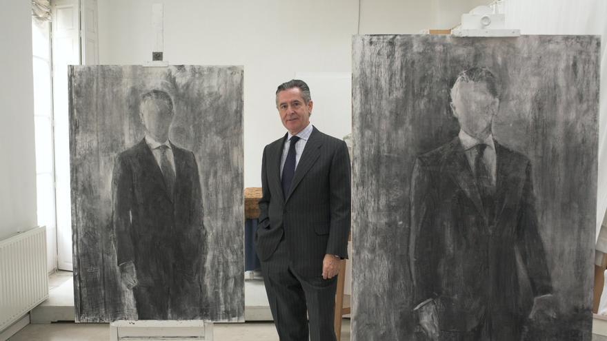 Blesa posa entre dos de los bocetos de su retrato en el estudio de Carmen Laffón.