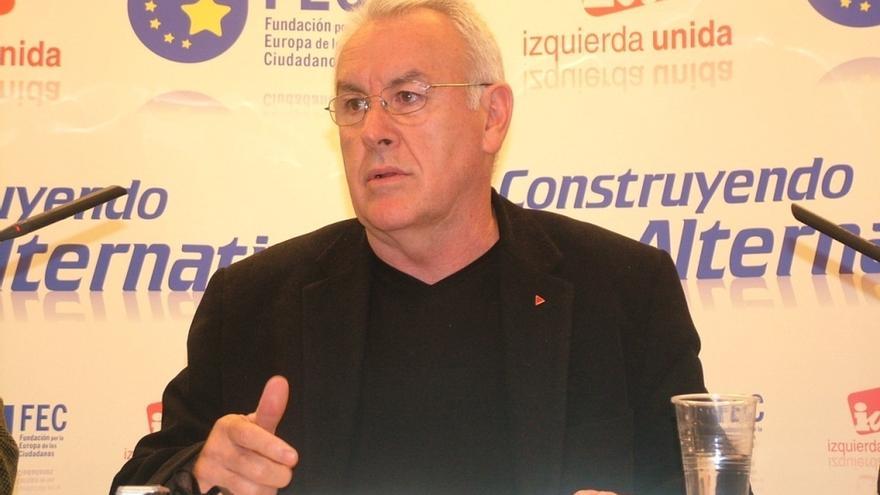 Cayo Lara replica a Valenciano que "un pin republicano" no convierte al PSOE de los recortes en un partido de izquierdas