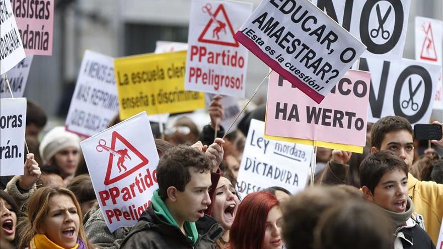 Cientos de estudiantes protestan contra la Lomce ante el Ministerio