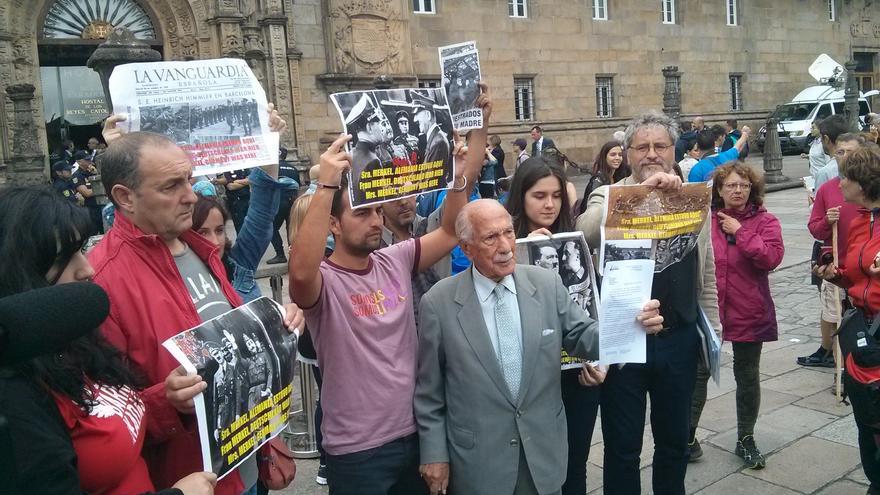 Darío Rivas en la plaza del Obradoiro, intentando entregarle la carta a Merkel / ARMH