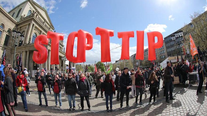 Decenas-protestan-TTIP-Alemania-Obama_EDIIMA20160423_0330_19.jpg