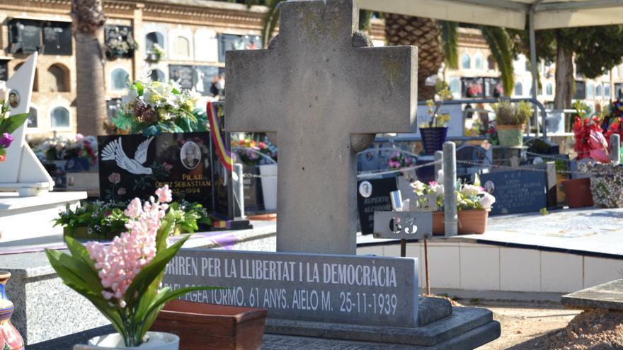 Detalle de una lápida del cemeterio de Paterna
