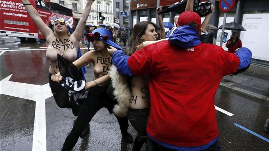 Detenidas cinco activistas de Femen tras irrumpir en una marcha antiabortista