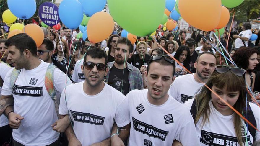 Disturbios y miles de manifestantes un año después del asesinato de un rapero griego