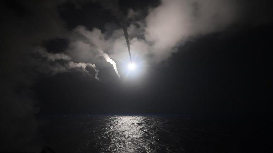 EE.UU. lanza decenas de misiles crucero contra un aeródromo en Siria