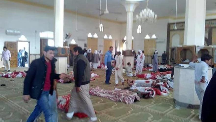 Elevan a 115 los muertos en un ataque terrorista contra una mezquita en el Sinaí egipcio