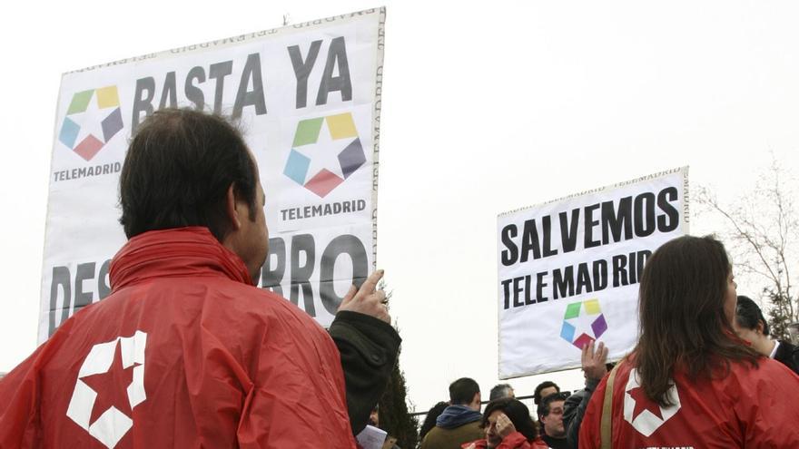 Espontáneos, curiosos y trabajadores de Telemadrid protestan frente al Senado