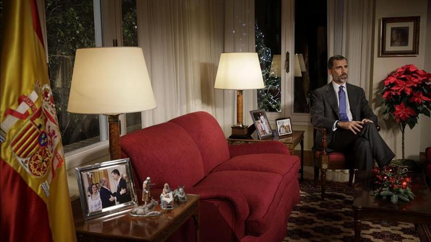 Felipe VI comparece junto a fotos con su familia y un retrato de doña Letizia