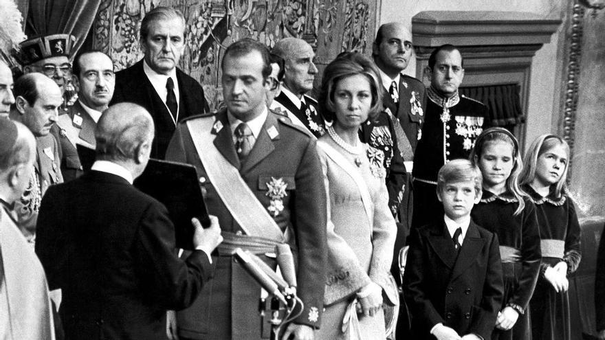 El rey jura las Leyes Fundamentales el 22 de noviembre de 1975. En una segunda fila se ve a Alfonso Armada. Foto: Luis Millán / EFE