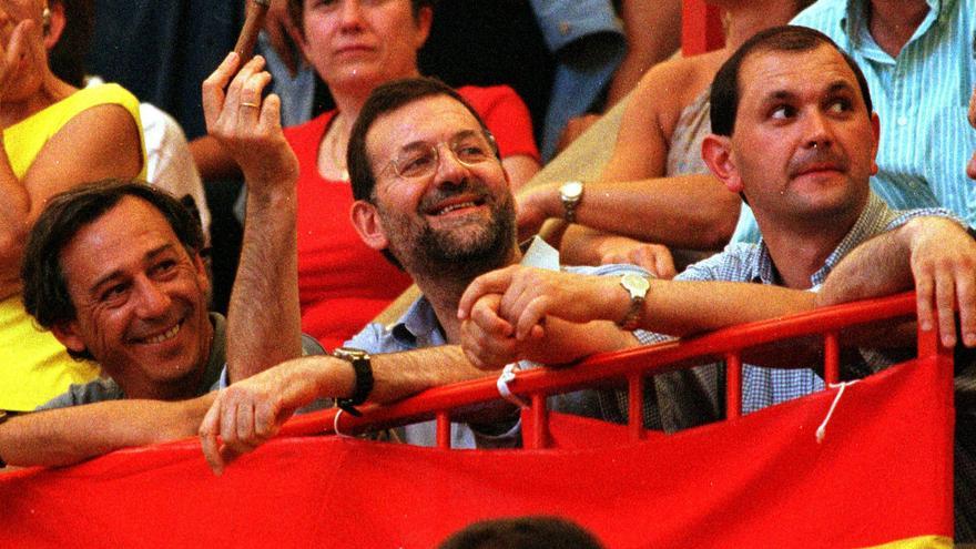 El presidente del Gobierno, Mariano Rajoy, viendo los toros en Pontevedra el 6 de agosto del año 2000, cuando era vicepresidente primero del Ejecutivo / EFE-Miguel Riopa