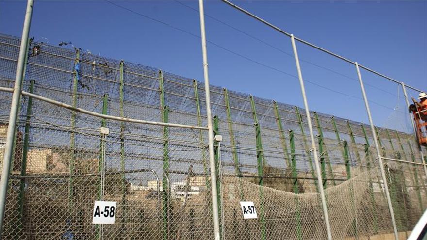 El Gobierno estudia poner una malla en la valla de Melilla para impedir la escalada