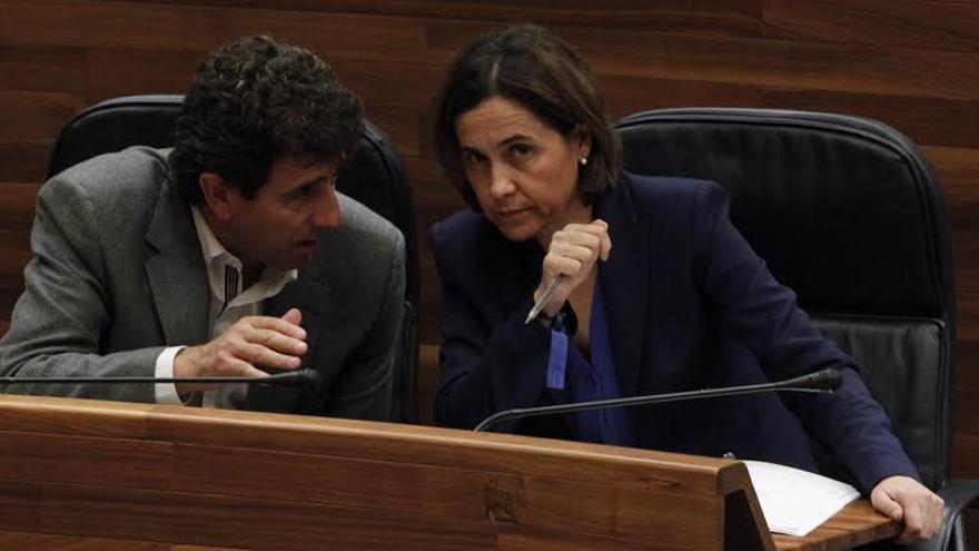 La consejera de Hacienda, Dolores Carcedo, escucha en sede parlamentaria las indicaciones del número dos del PSOE, Jesús Gutiérrez. 