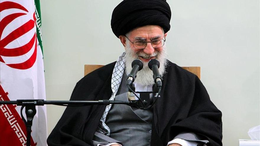 Jameneí celebra el fin de las sanciones a Irán, pero pide mantener la "desconfianza"