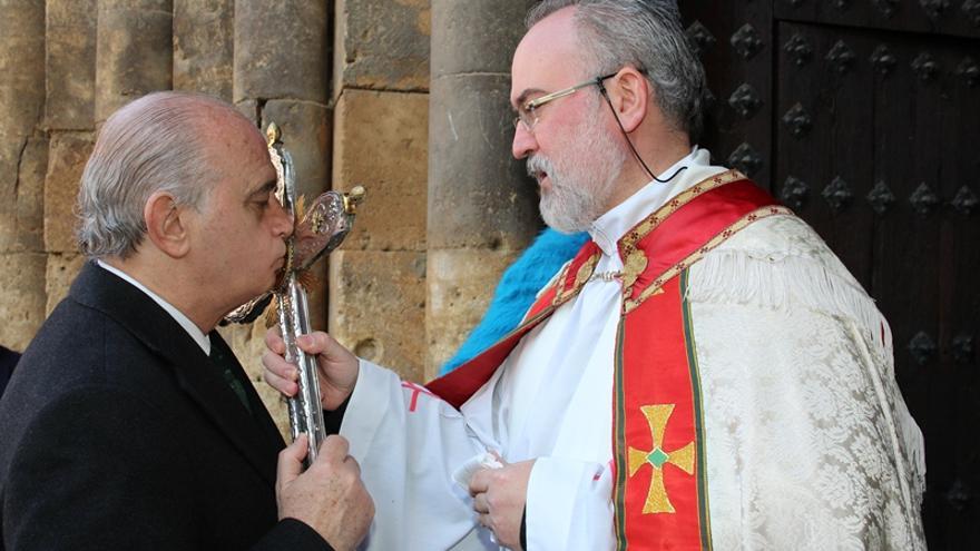 Jorge Fernández Díaz besa una cruz durante su vista a Navarra / Ministerio del Interior