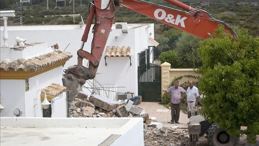 La Junta derriba una nueva casa ilegal de veraneo en la playa de El Palmar