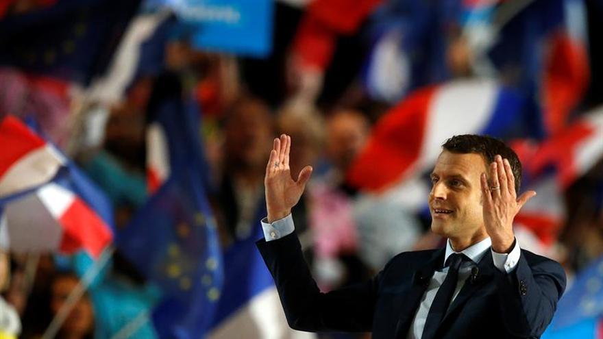 Macron quiere "pasar página de los últimos 20 años" en Francia