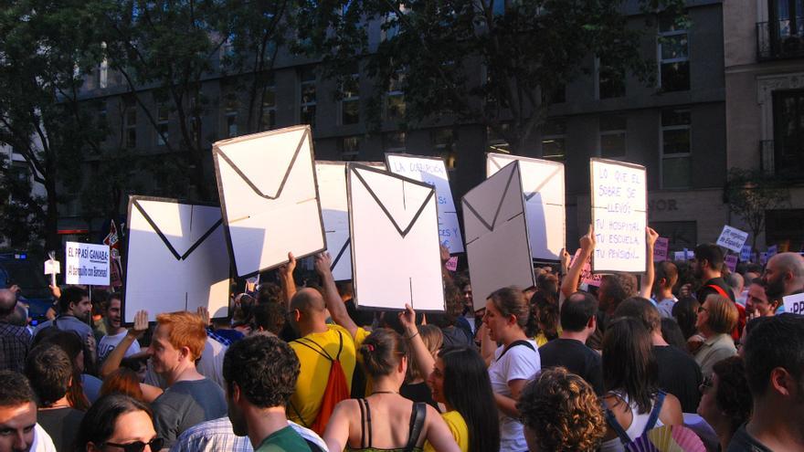 Manifestantes exhiben sobres