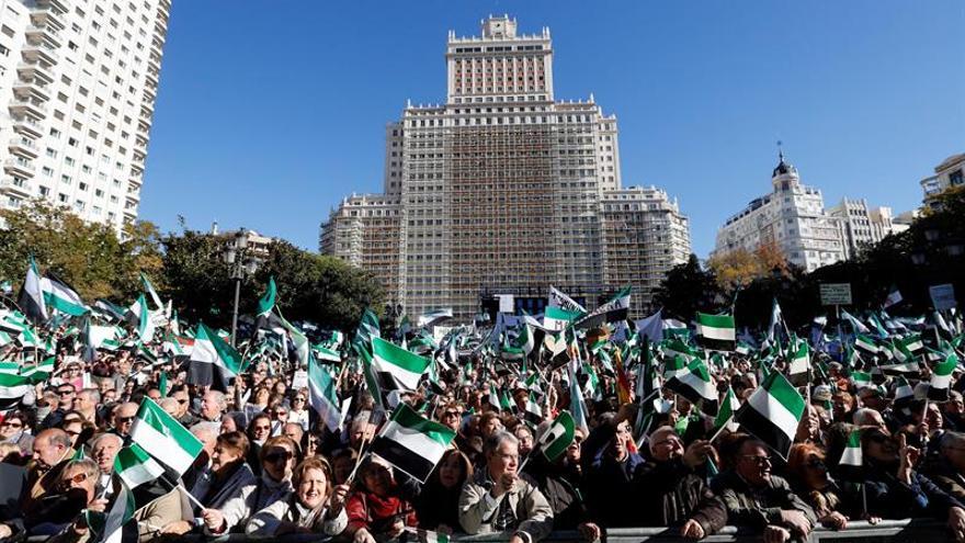 Miles de extremeños se manifiestan en Madrid para exigir un tren digno