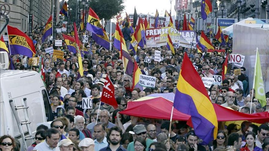 Miles de manifestantes reclaman un referéndum sobre la monarquía