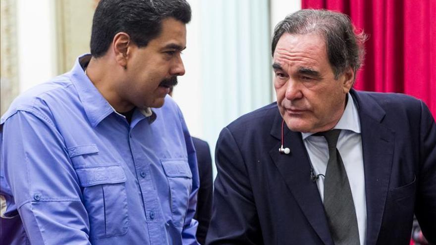 Oliver Stone se reúne con Maduro en una cita marcada por el recuerdo de Chávez