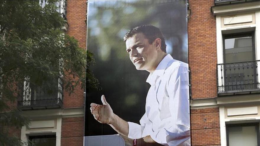 El PSOE cuelga de la fachada de Ferraz una gran foto de Pedro Sánchez